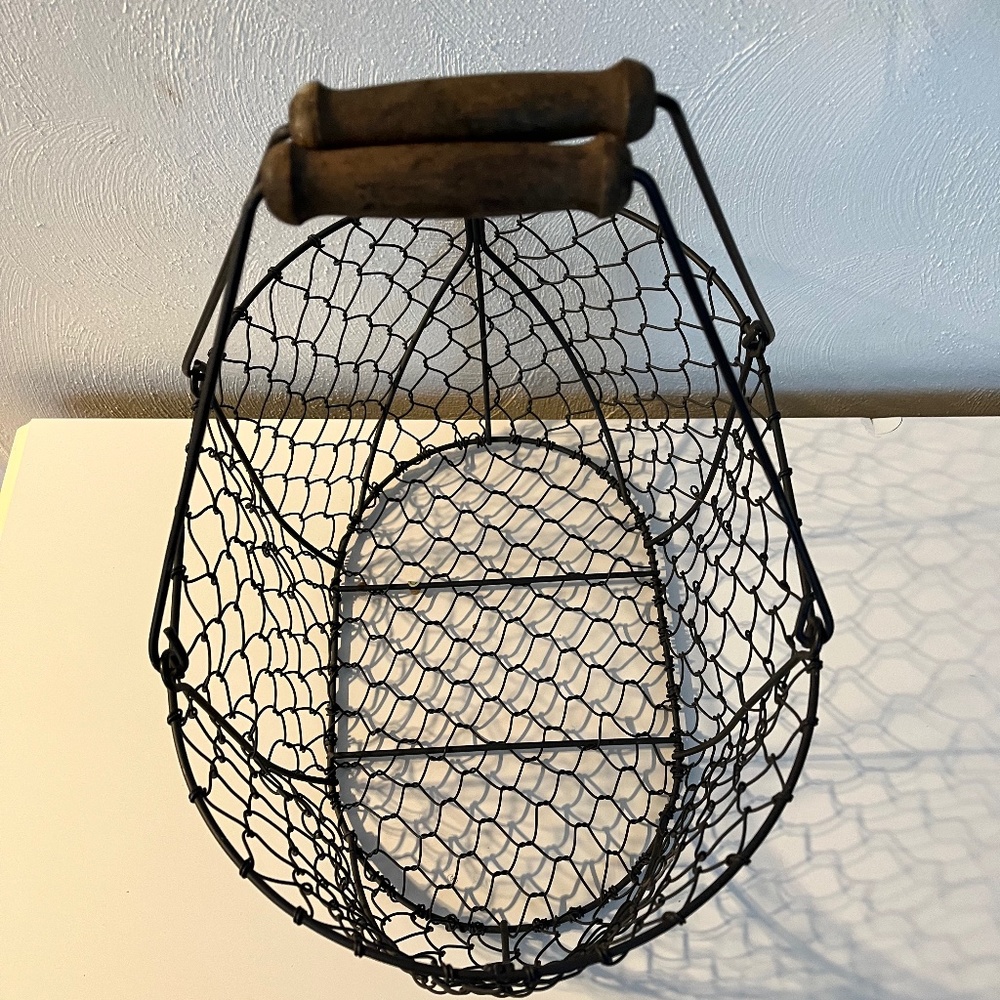 Metal basket with handles